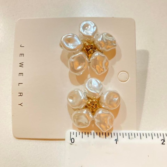 Imitation Baroque Pearl Flower Earrings – Gold Center imitation Petal Studs new - Picture 4 of 5